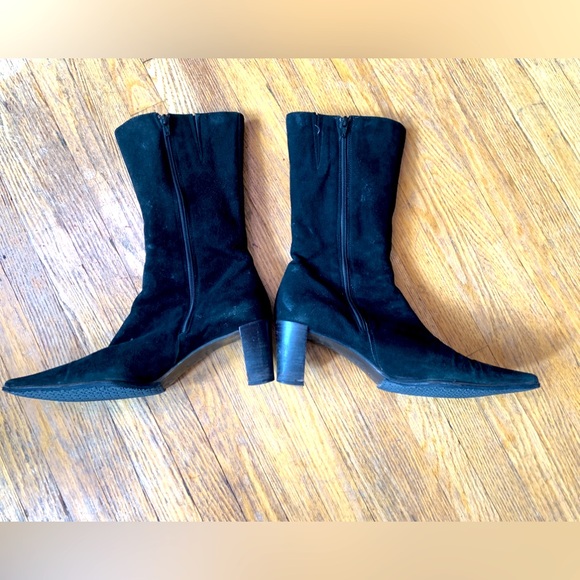 BEAUTIFUL Vintage Black Suede Svelte Pointed Toe Boots🖤 Excellent condition🖤 - Picture 2 of 10